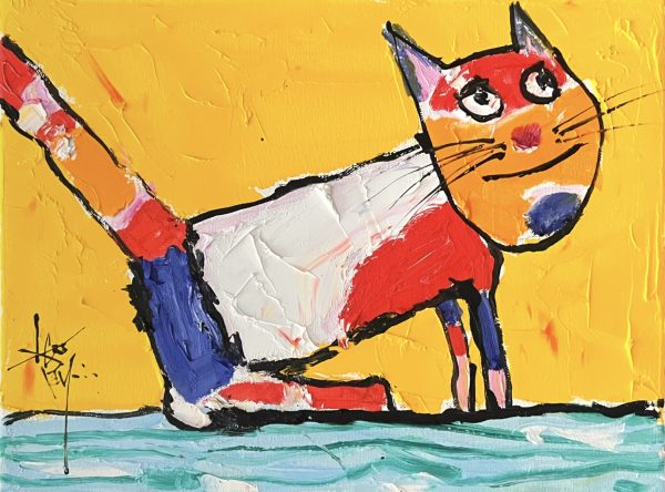 Naive oil painting by Leo Ray – a large colorful cat with an orange face and a gentle smile gazing upward to the sky. The cat is painted in bold red, blue, orange and white on a bright yellow background with a turquoise-blue floor. Its raised tail adds a lively sense of motion. The cat’s gaze conveys innocence and subtle humor, combined with the vivid colors that characterize the artist’s naive style.