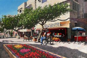 ציור רחוב בתל אביב ביום קיץ – עצים ירוקים, ערוגת פרחים צבעונית, חנויות ואדם יושב לצד אופניים באווירה עירונית חמה