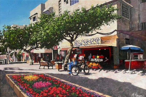 ציור רחוב בתל אביב ביום קיץ – עצים ירוקים, ערוגת פרחים צבעונית, חנויות ואדם יושב לצד אופניים באווירה עירונית חמה