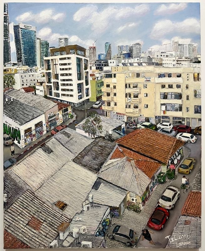 ציור שמן על בד של הלנה ליברמן – מבט על גגות תל אביב ממעוף הציפור. בקדמת היצירה נראים גגות רעפים כתומים לצד גגות פח אפורים, רחוב עמוס במכוניות ודמויות קטנות של אנשים. ברקע מתנשאים מגדלי זכוכית מודרניים תחת שמיים בהירים עם עננים, היוצרים ניגודיות בין ישן לחדש ובין אינטימיות עירונית להמולה מודרנית.