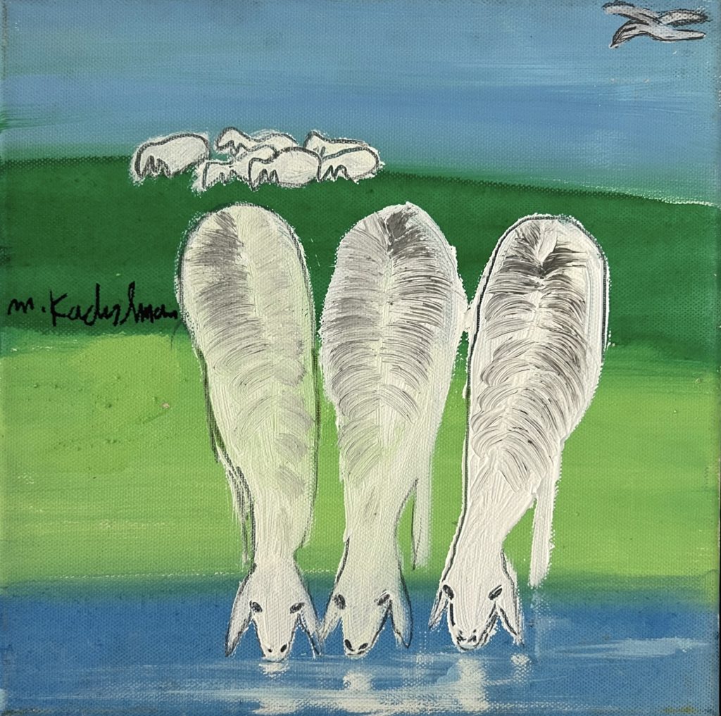 ציור של מנשה קדישמן המציג שלוש כבשים לבנות על שפת האגם, עם השתקפות במים ודשא ירוק ברקע. קומפוזיציה רגועה ומאוזנת המשדרת שלווה טבעית.